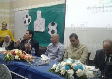 وائل جمعة أثناء افتتاحه الملعب